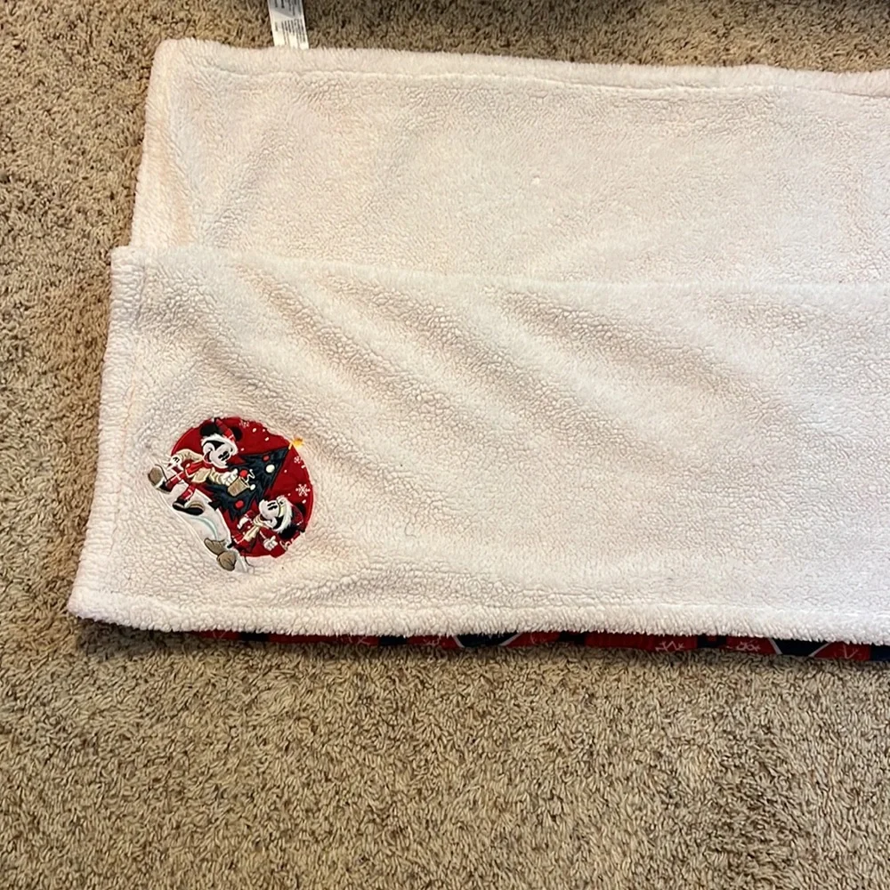 Barely used/like new Disney Snowflake/Fair-isle Christmas Sherpa Throw 60”x50”